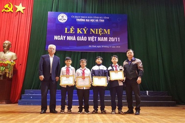 Khen thưởng nhóm học sinh nhặt được của rơi trả lại người đánh mất