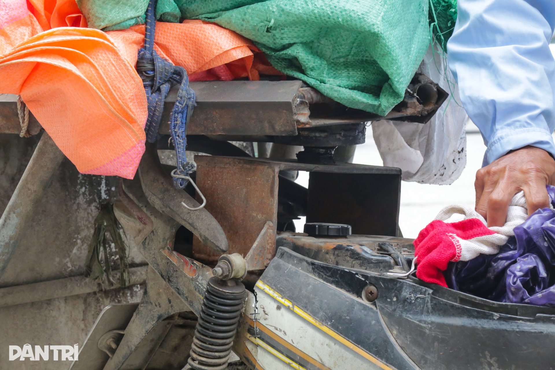 Bị CSGT phạt vì chở hàng cồng kềnh, tài xế nói do phải mưu sinh - 7