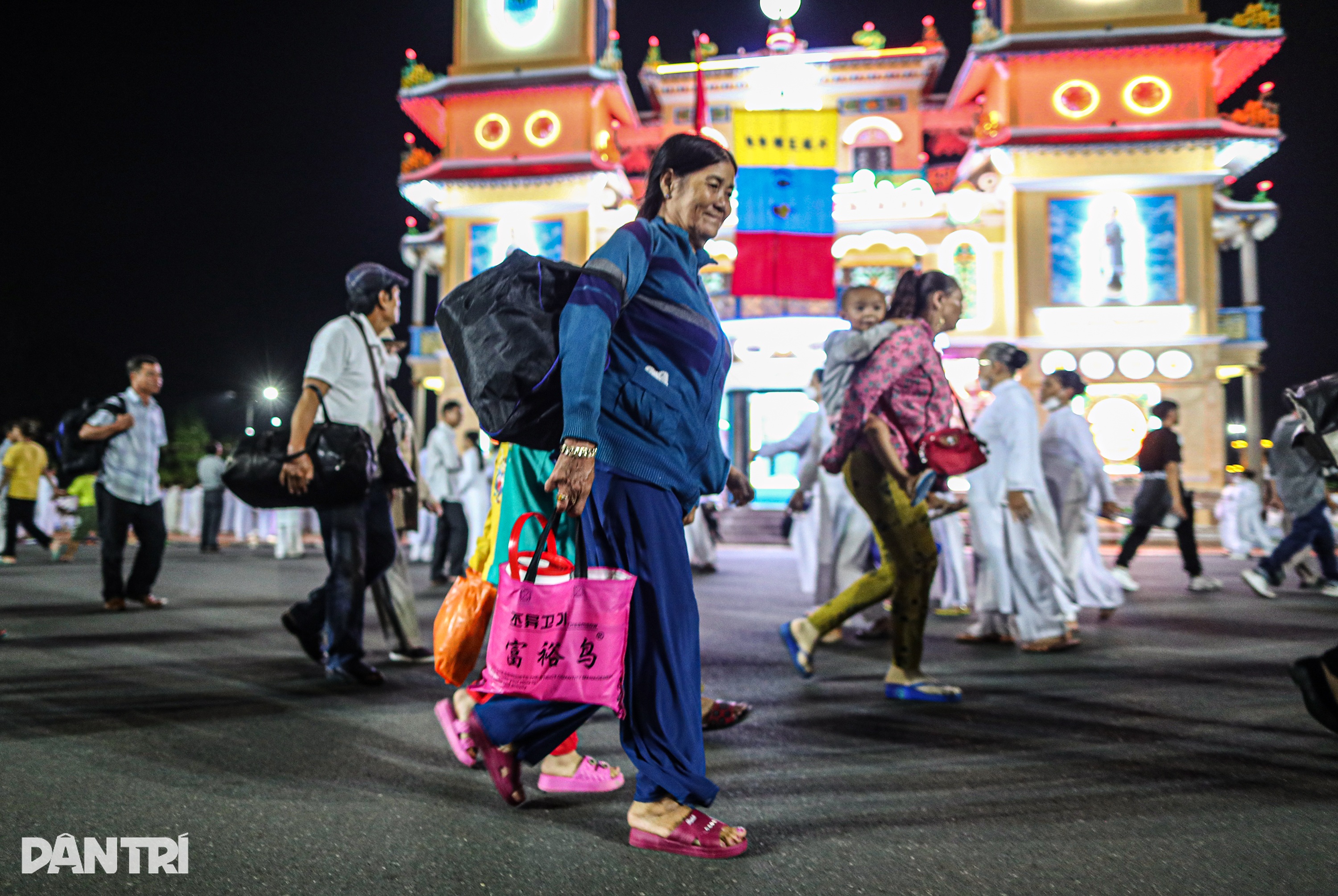 Pelerinii întind perdele și agață hamace în așteptarea banchetului de la Palatul Yaochi - 3 Người hành hương căng màn, mắc võng chờ dự Hội yến Diêu Trì Cung - 3