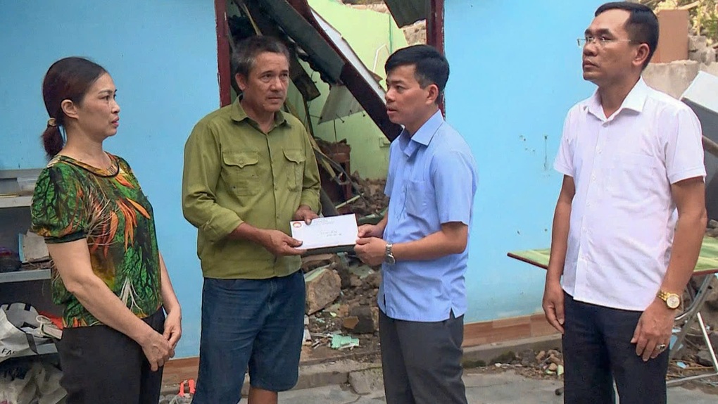 Cụ ông bật khóc khi nhận được quà cứu trợ - 3 Cụ ông bật khóc khi nhận được quà cứu trợ - 3