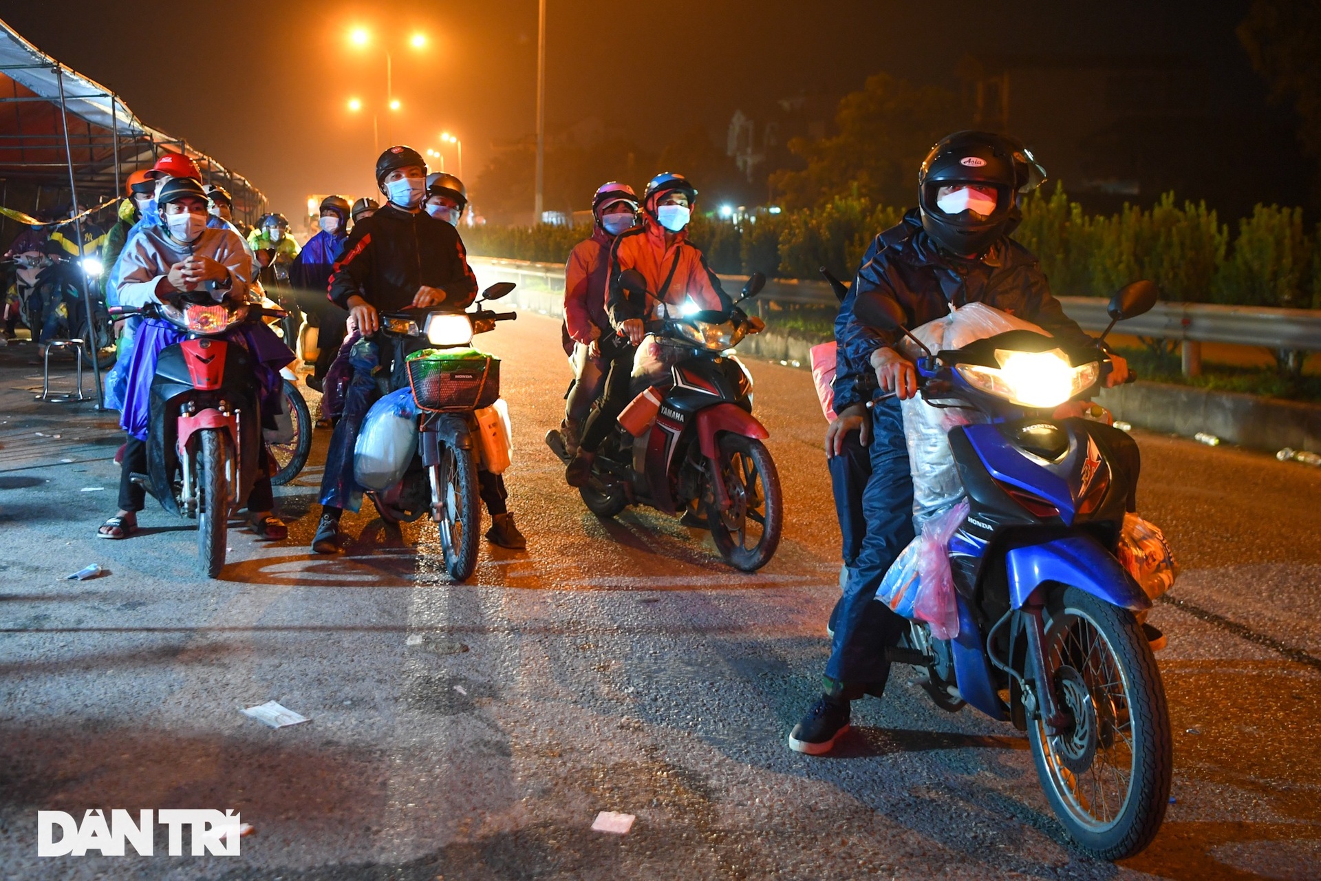 Những đôi chân mệt nhoài trong cuộc hồi hương gần 2.000 km ngang qua Thủ đô - 14 Những đôi chân mệt nhoài trong cuộc hồi hương gần 2.000 km ngang qua Thủ đô - 14