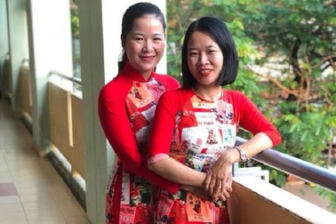 Các cô giáo mặc áo dài in hình tác phẩm văn học "sốt" trên mạng