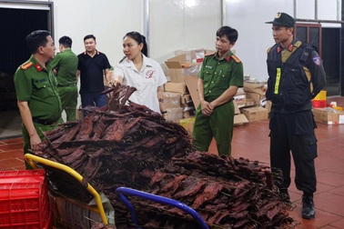 Cận cảnh lò sản xuất 400 tấn "thịt gác bếp" từ 1.000 tấn thịt đông lạnh