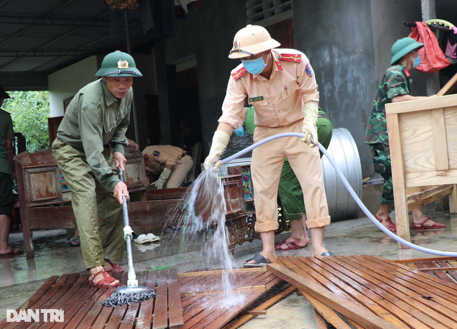 Lực lượng vũ trang có mặt tại điểm nóng giúp dân sau mưa lũ - 14 Lực lượng vũ trang có mặt tại điểm nóng giúp dân sau mưa lũ - 14