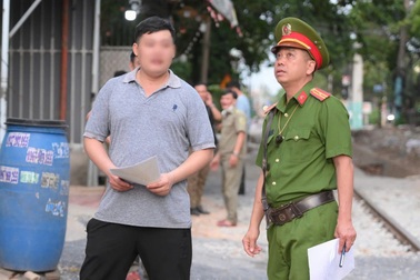 Công an lập biên bản vi phạm lấn chiếm đường sắt ở TPHCM