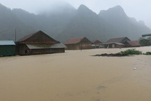 Giải cứu thành công 4 người trên tàu hàng mắc kẹt vì mưa lũ