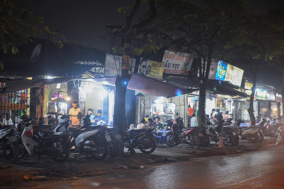 Hà Nội: Quán xá vẫn đông đúc đến tối giữa mùa dịch Covid-19 - 3 Hà Nội: Quán xá vẫn đông đúc đến tối giữa mùa dịch Covid-19 - 3