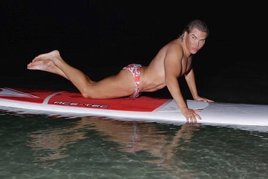 "Búp bê Ken" liên tục khoe thân