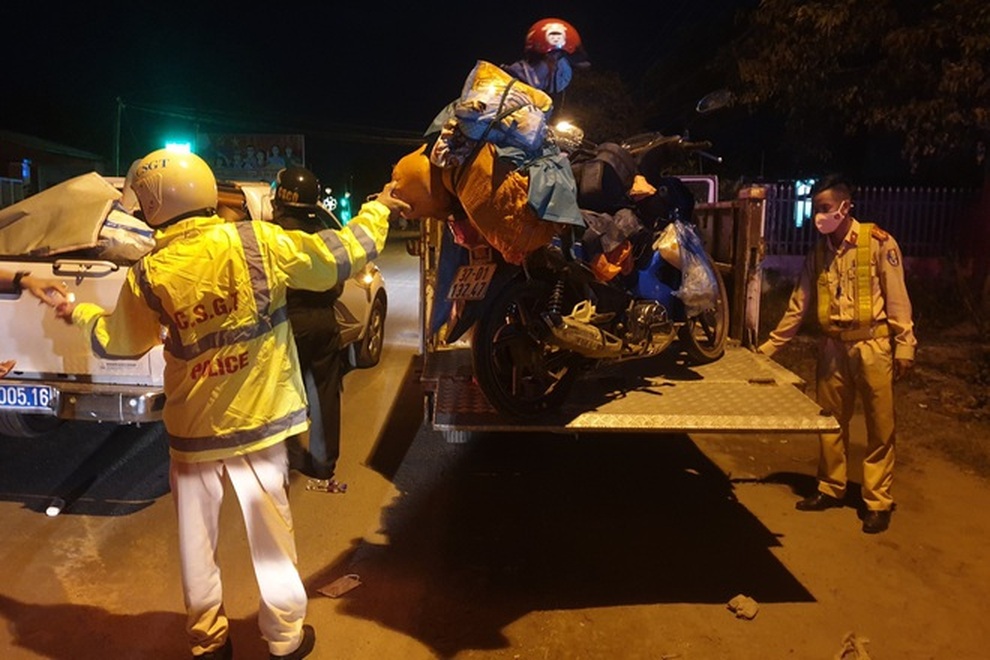CSGT xuống đường bảo vệ người dân về quê tránh dịch, việc làm chưa từng có - 3 CSGT xuống đường bảo vệ người dân về quê tránh dịch, việc làm chưa từng có - 3