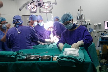 Lần đầu tiên thực hiện thành công thay đĩa đệm cột sống thắt lưng cho bệnh nhân
