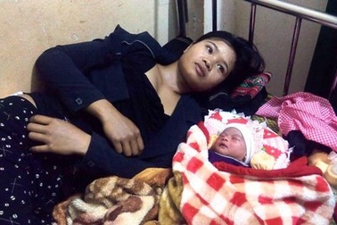  Sản phụ đẻ rơi trên xe công nông 