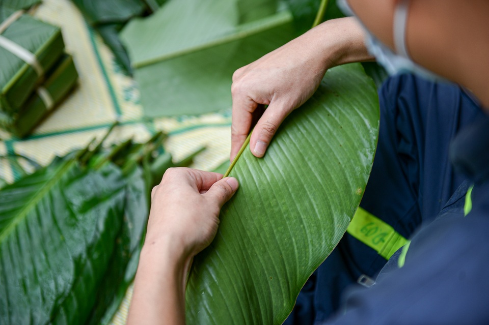 Lính cứu hỏa trổ tài gói bánh chưng đón Tết - 2 Lính cứu hỏa trổ tài gói bánh chưng đón Tết - 2