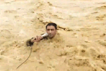 Khoảnh khắc phóng viên Pakistan bị cuốn trôi khi đưa tin trực tiếp lũ lụt