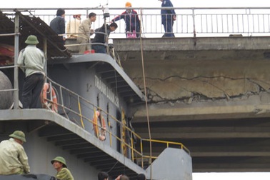 Vụ tàu đâm hỏng cầu: Tàu hết hạn kiểm định, đi sai luồng tuyến