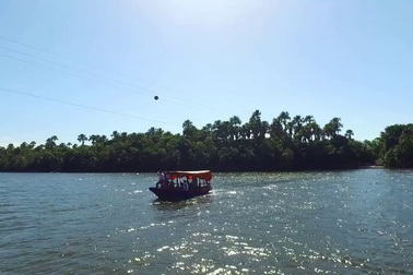 Mùa mưa đi qua, sa mạc khô cằn lột xác thành cả nghìn hồ nước xanh lam ngọc