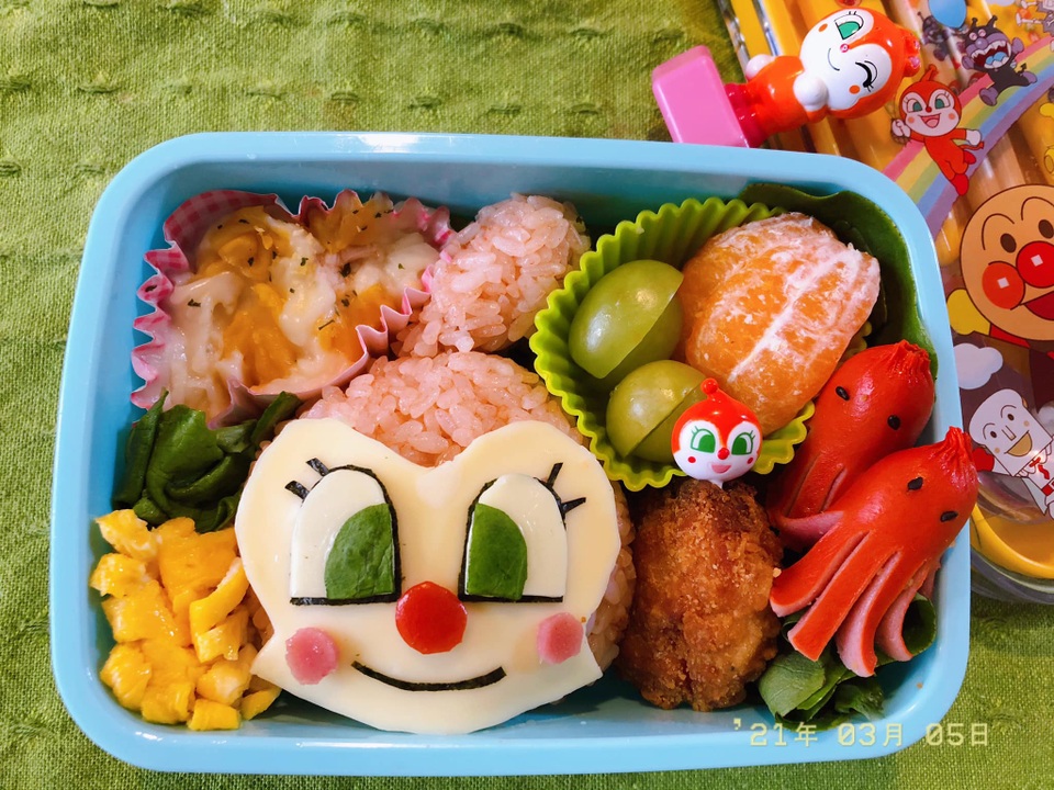 Tuyệt phẩm cơm bento đẹp không nỡ ăn của mẹ Việt ở Nhật làm cho con trai - 4 Tuyệt phẩm cơm bento đẹp không nỡ ăn của mẹ Việt ở Nhật làm cho con trai - 4
