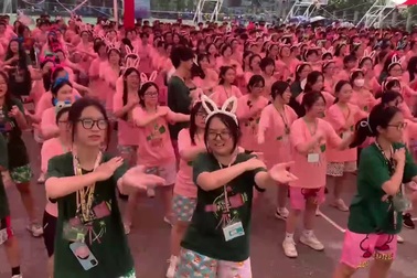 Màn nhảy flashmob sôi động của học sinh chuyên ngữ trong ngày hội 10+