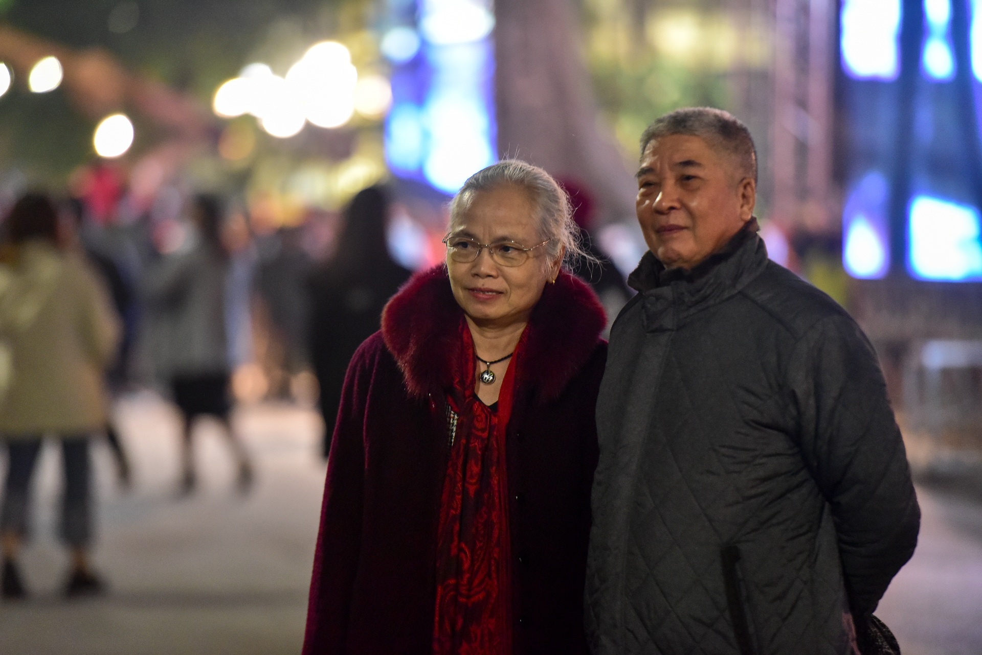 Hà Nội: Dòng người ùn ùn đổ về hồ Gươm đón năm mới 2020  - 14