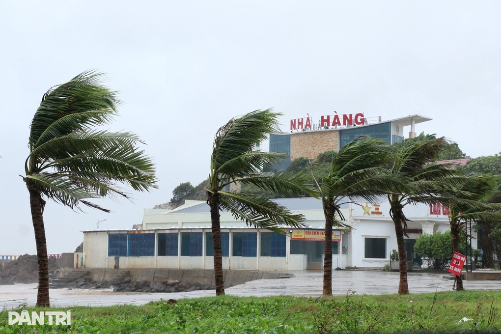 Bão Kajiki quần thảo trong đêm: Gió rít liên hồi, mất điện diện rộng - 2 Bão Kajiki quần thảo trong đêm: Gió rít liên hồi, mất điện diện rộng - 2