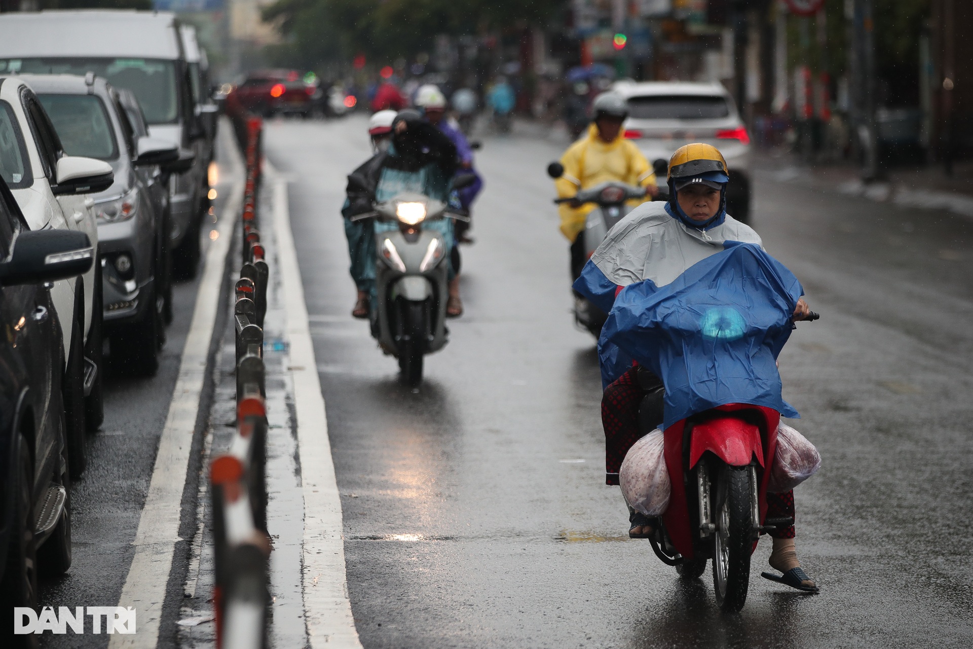 Người dân TPHCM chật vật đi làm dưới mưa trong sáng đầu tuần - 6 Người dân TPHCM chật vật đi làm dưới mưa trong sáng đầu tuần - 6