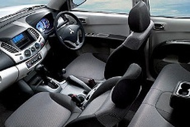 Việt Nam cho phép lưu thông ô tô tay lái nghịch 