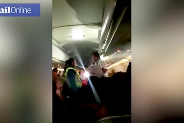 Du khách đòi tiếp viên cho máy bay hạ cánh vì “quá nóng”