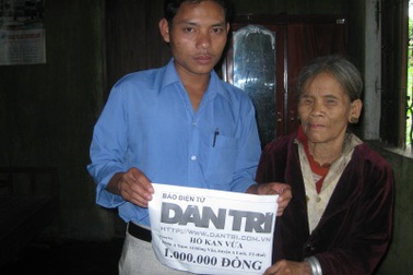 Trao 1 triệu đồng cho bà Hồ Kan Vừa