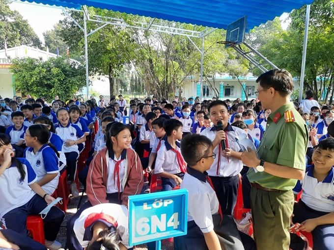 Một buổi chia sẻ chia kiến thức pháp luật, phòng chống bạo lực học đường cho học sinh.