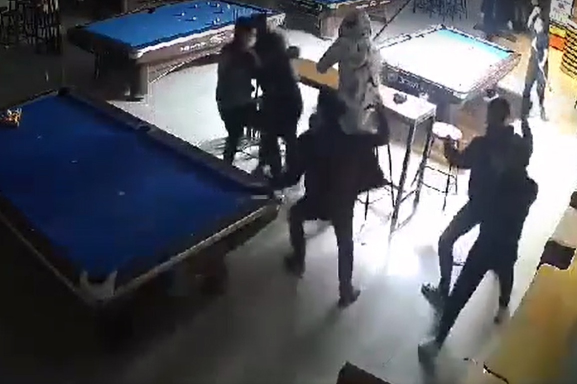 Hà Nội: Quán bi-a vô cớ bị tập kích lúc nửa đêm - 1 Hà Nội: Quán bi-a vô cớ bị tập kích lúc nửa đêm - 1