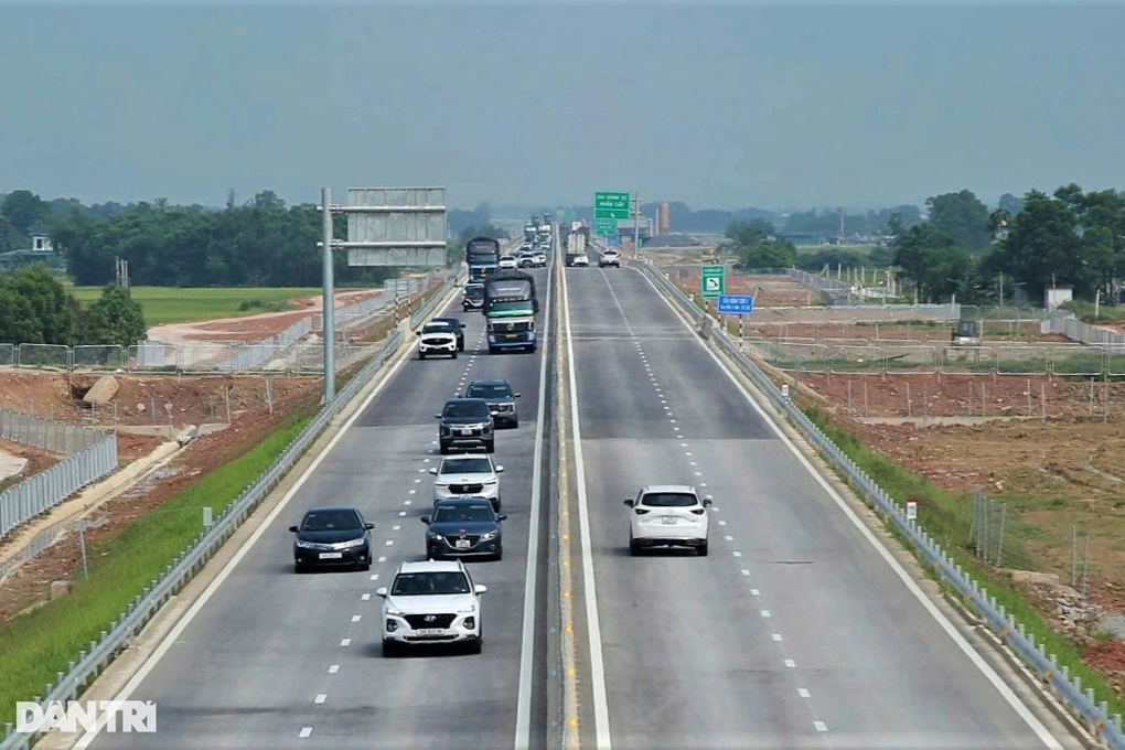 Ngày đầu nghỉ lễ, tài xế đi cao tốc từ Hà Nội về Hà Tĩnh mất 7 giờ - 2
