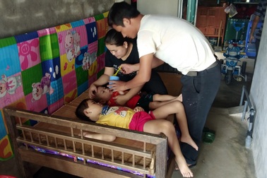 Bố mẹ nghèo khóc nghẹn, mơ hộp sữa cho 2 con thơ bại não