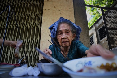 Cụ bà 84 tuổi dành nửa thế kỷ bán cháo đậu đỏ mưu sinh