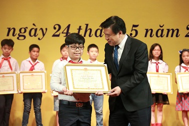 Thành tích đáng ngưỡng mộ của cậu bé từng tặng hoa Nhà vua Nhật Bản