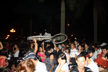 Hỗn loạn giao thông tối 10/10 do không chủ động phân luồng