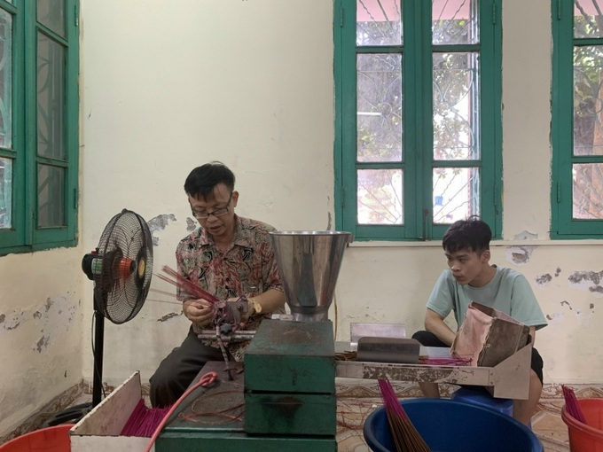 Thầy giáo Nguyễn Như Liêm trong giờ dạy trẻ khuyết tật học nghề làm hương thơm. 
