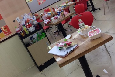 Cửa hàng tiện ích thành thư viện ngập rác, sinh viên ngủ lại đêm ôn bài