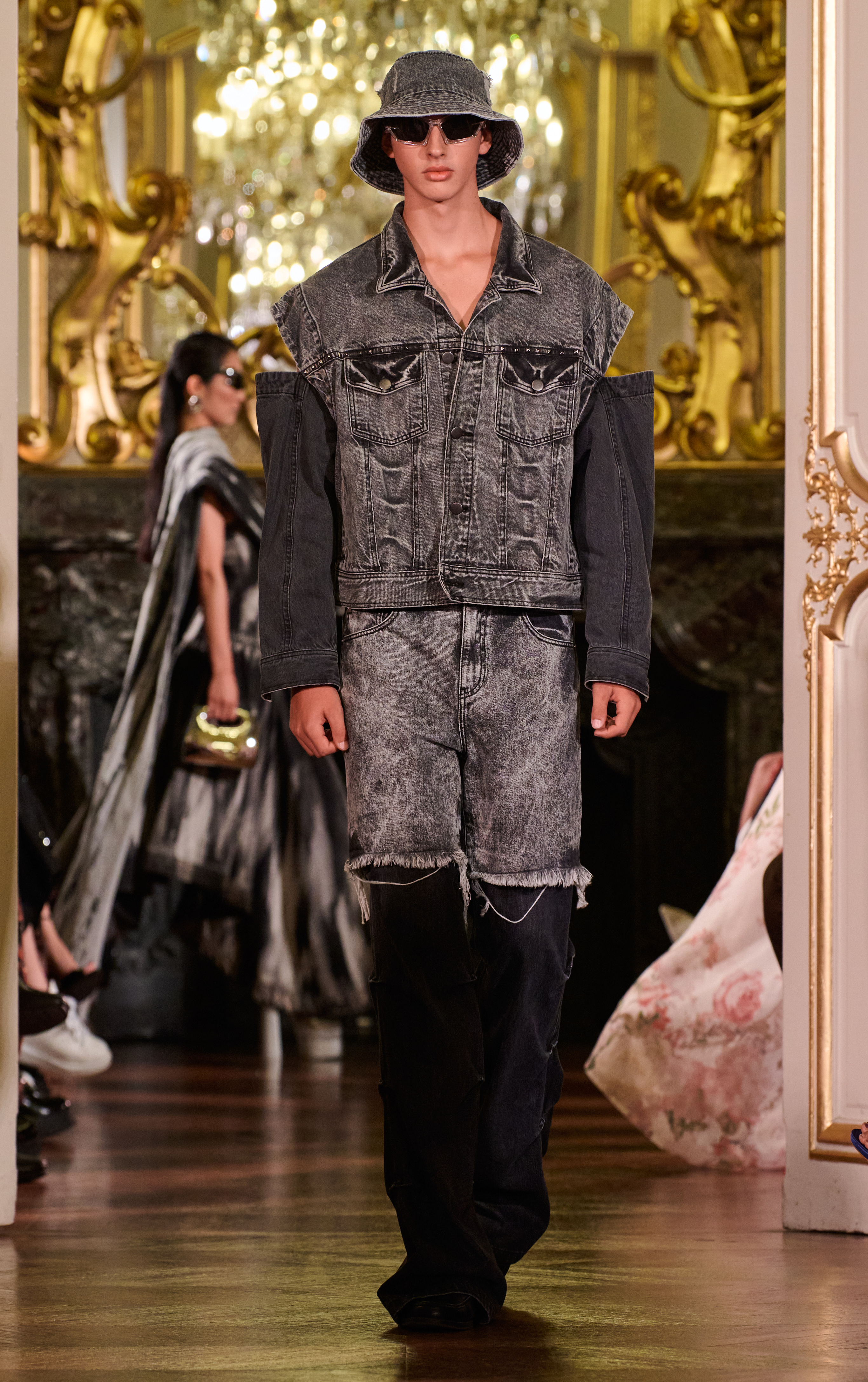Thiết kế denim phá cách gây ấn tượng tại Tuần lễ thời trang Paris - 4