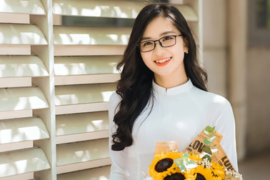 Cô giáo trẻ xinh đẹp "xôn xao" cộng đồng mạng với nét chữ đẹp đến khó tin