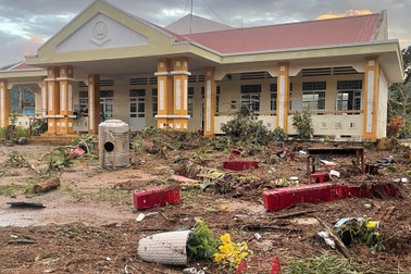 Một xã có 5 trường học tan hoang sau bão Kalmaegi