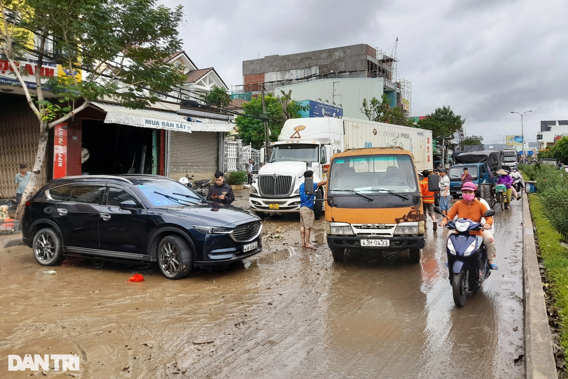 Đà Nẵng: Hầm chui Điện Biên Phủ ngập tới nóc, mặt đường bùn dày cả tấc - 7 Đà Nẵng: Hầm chui Điện Biên Phủ ngập tới nóc, mặt đường bùn dày cả tấc - 7