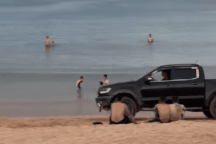 Vụ tài xế lái ô tô xuống bãi biển: Đề nghị cảnh sát xử lý nghiêm