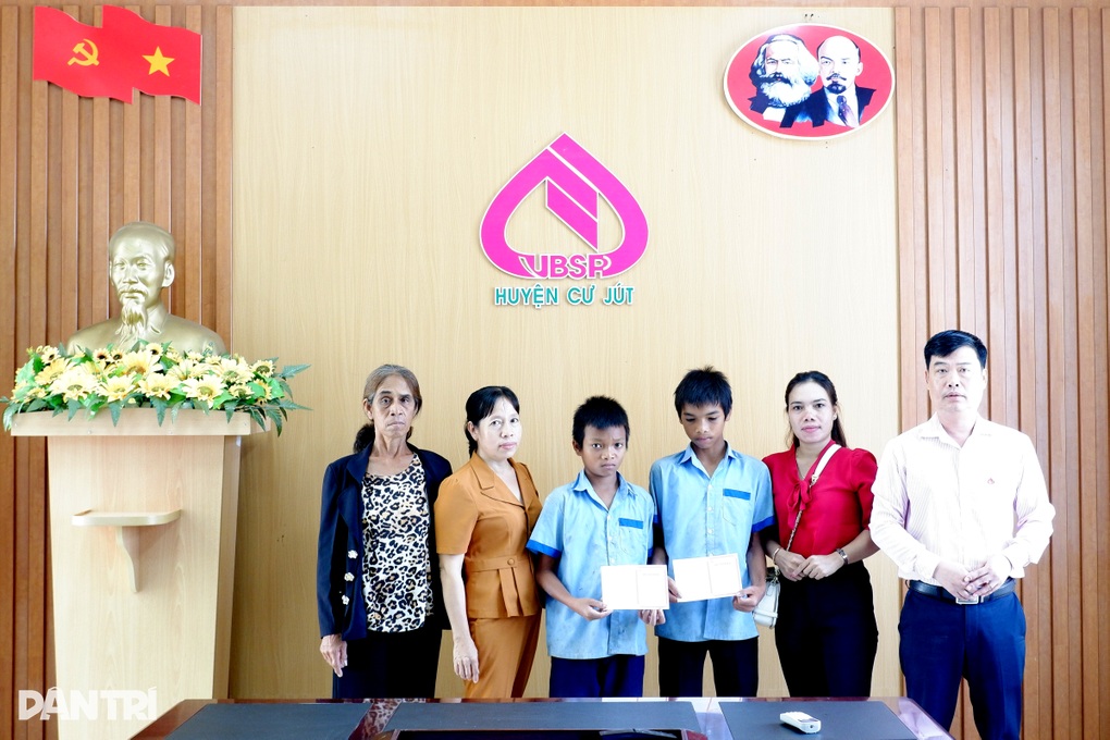 Bạn đọc giúp đỡ hai anh em mồ côi hơn 2 tỷ đồng - 2 Bạn đọc giúp đỡ hai anh em mồ côi hơn 2 tỷ đồng - 2