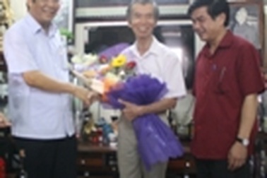 Bí thư Tỉnh ủy Hà Tĩnh tặng hoa và chúc mừng các nhà báo lão thành