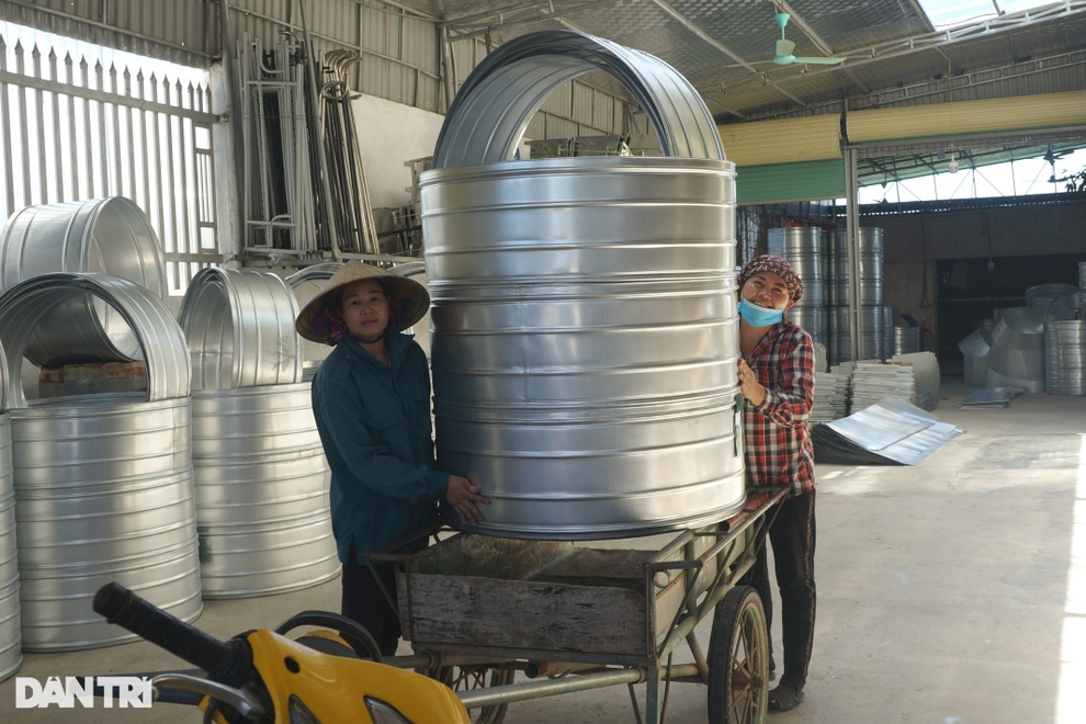 Người dân quê lúa hái ra tiền nhờ nghề đóng thùng tôn - 5 Người dân quê lúa hái ra tiền nhờ nghề đóng thùng tôn - 5