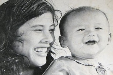 Em bé trong “Cánh đồng hoang” giờ thành tỷ phú