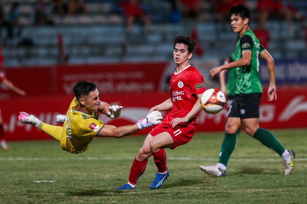 Thủ thành Patrick Lê Giang giúp TPHCM cầm hòa Thể Công Viettel - 3 Thủ thành Patrick Lê Giang giúp TPHCM cầm hòa Thể Công Viettel - 3