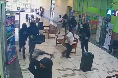 Người gốc Việt nổ súng ngăn vụ cướp tiệm vàng ở California