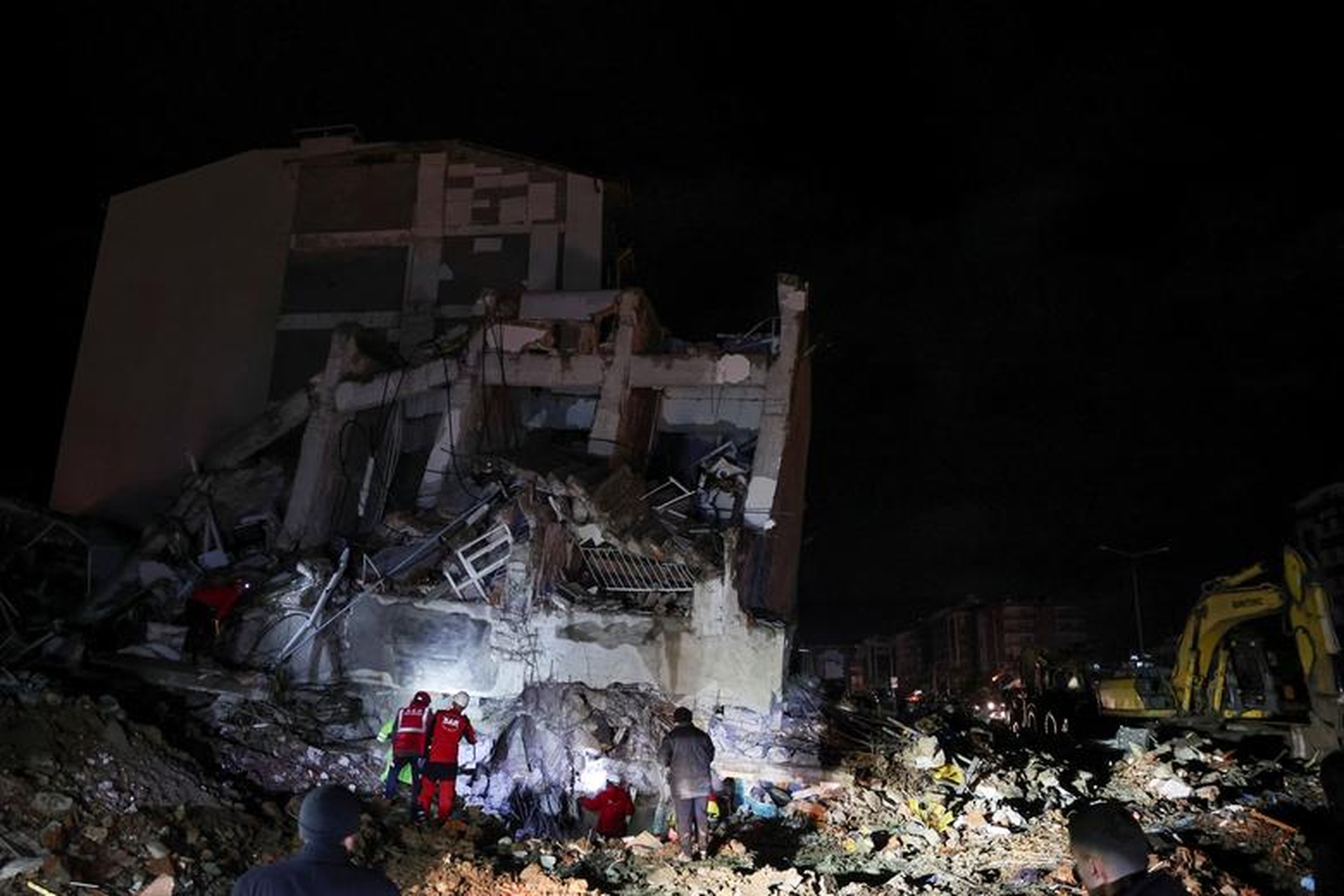 Thổ Nhĩ Kỳ, Syria tan hoang như bãi chiến trường sau động đất kinh hoàng - 2 Thổ Nhĩ Kỳ, Syria tan hoang như bãi chiến trường sau động đất kinh hoàng - 2