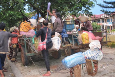 Rộn ràng mùa gùi lương thực đi đổi quần áo cũ của người Bahnar