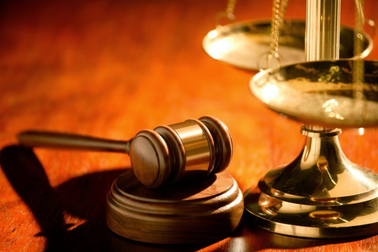 Người làm chứng có được vắng mặt tại phiên tòa không?